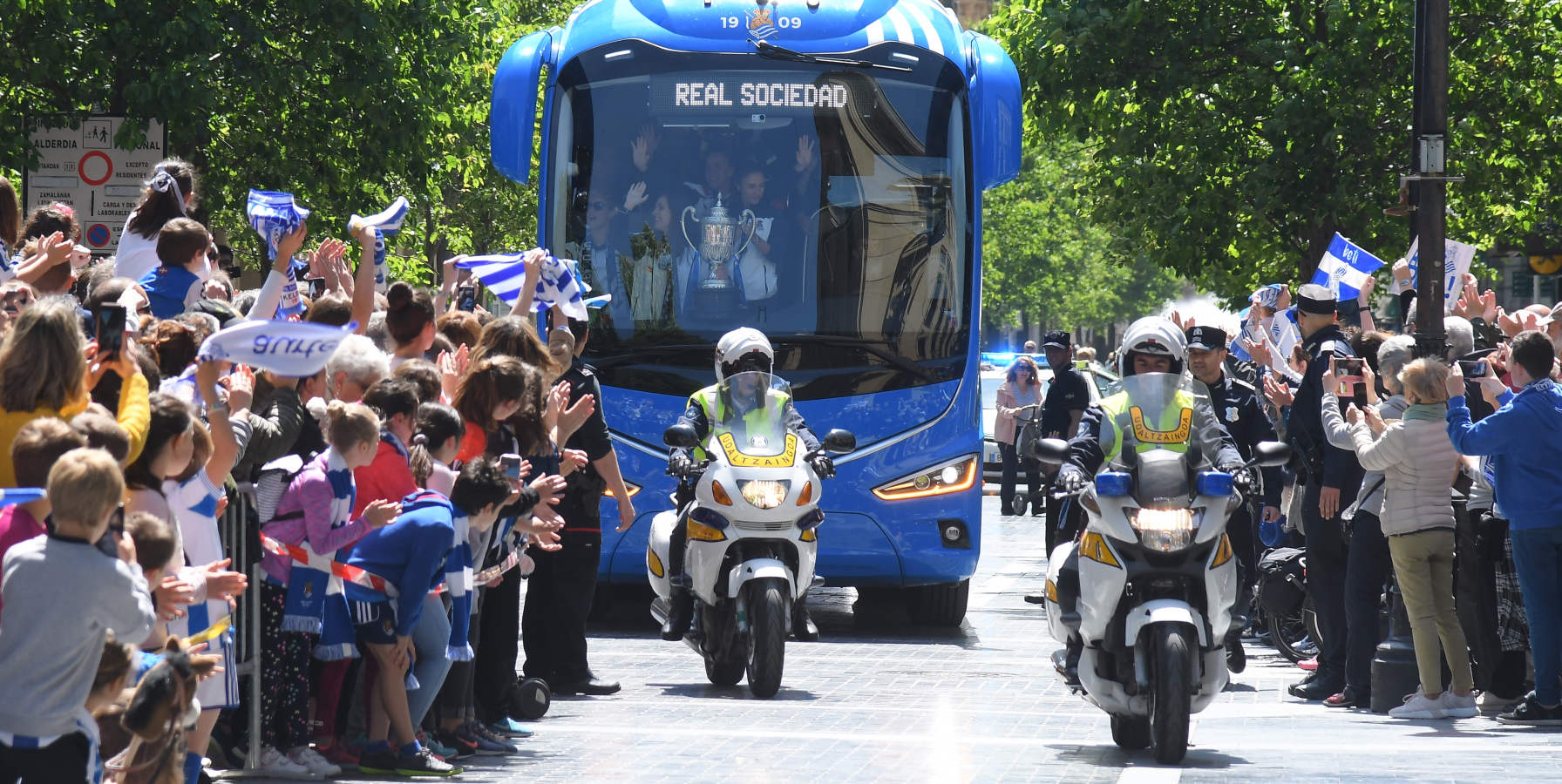 Las chicas de la Real Sociedad salieron al balcón de la casa consistorial para celebrar con la afición el triunfo cosechado en Granada.