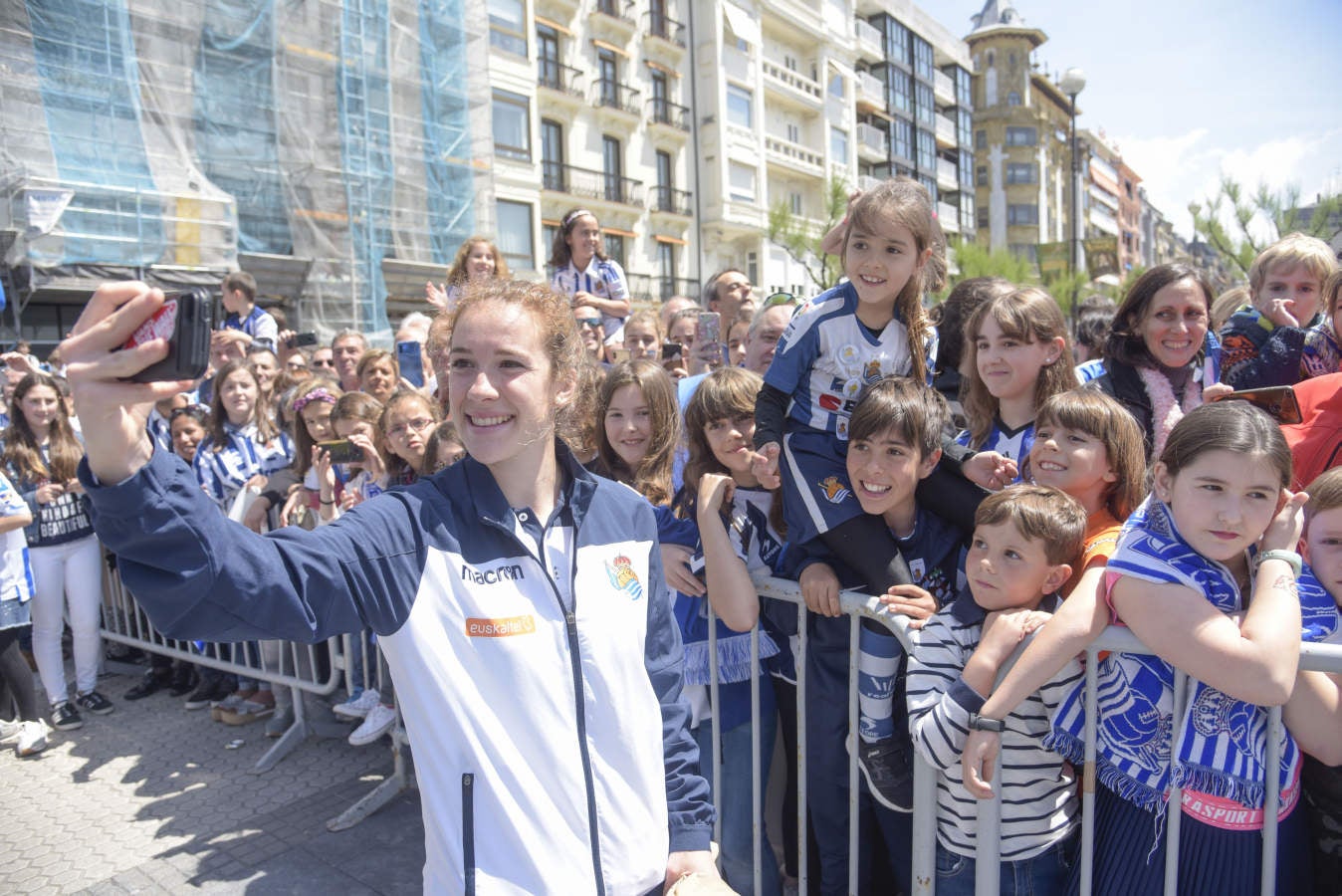 Las chicas de la Real Sociedad salieron al balcón de la casa consistorial para celebrar con la afición el triunfo cosechado en Granada.