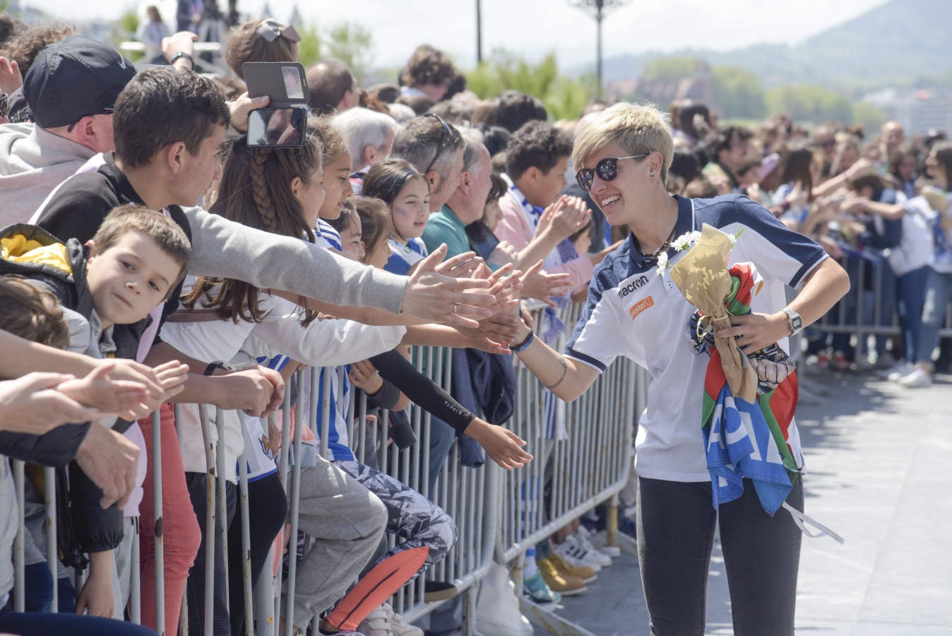 Las chicas de la Real Sociedad salieron al balcón de la casa consistorial para celebrar con la afición el triunfo cosechado en Granada.