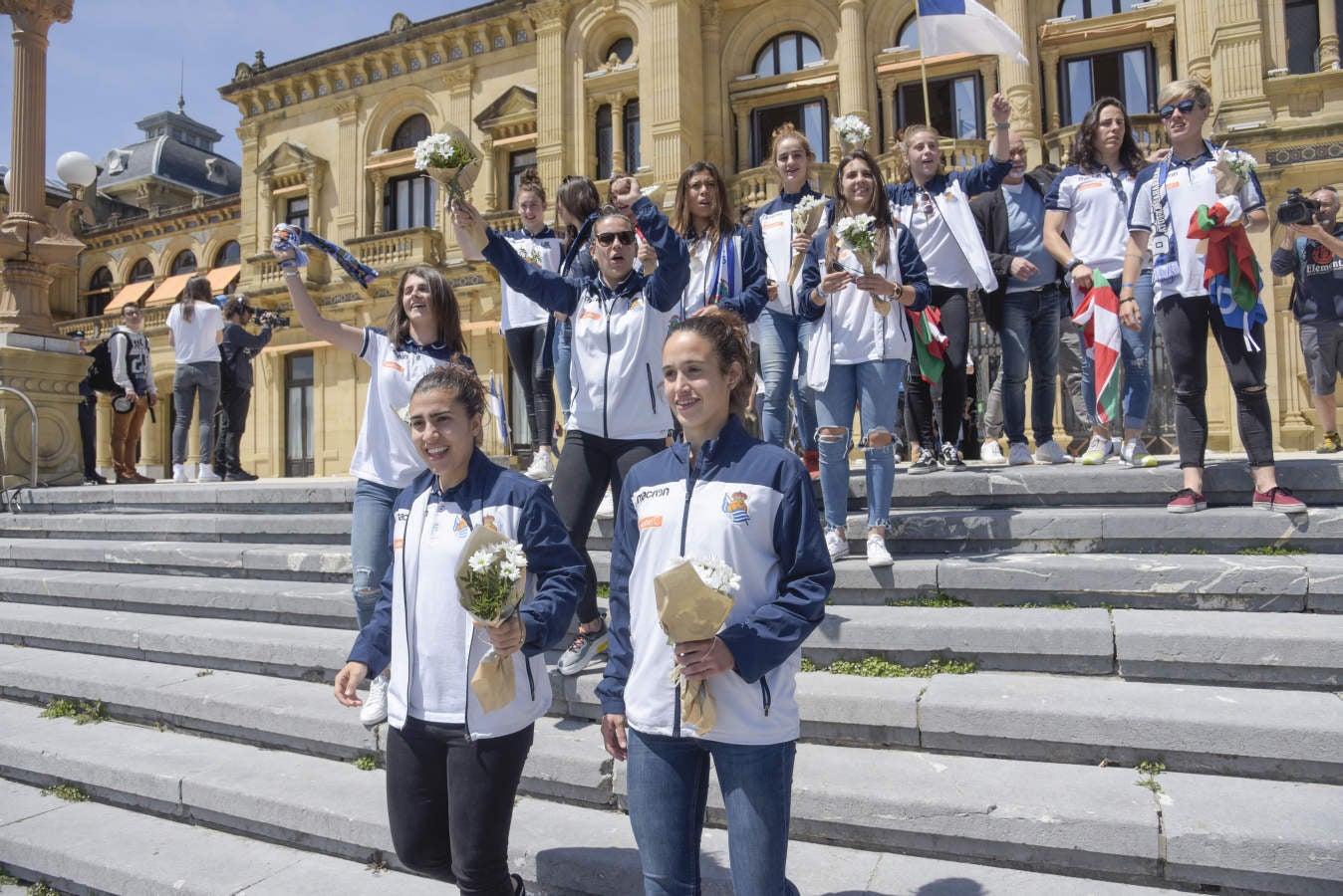 Las chicas de la Real Sociedad salieron al balcón de la casa consistorial para celebrar con la afición el triunfo cosechado en Granada.