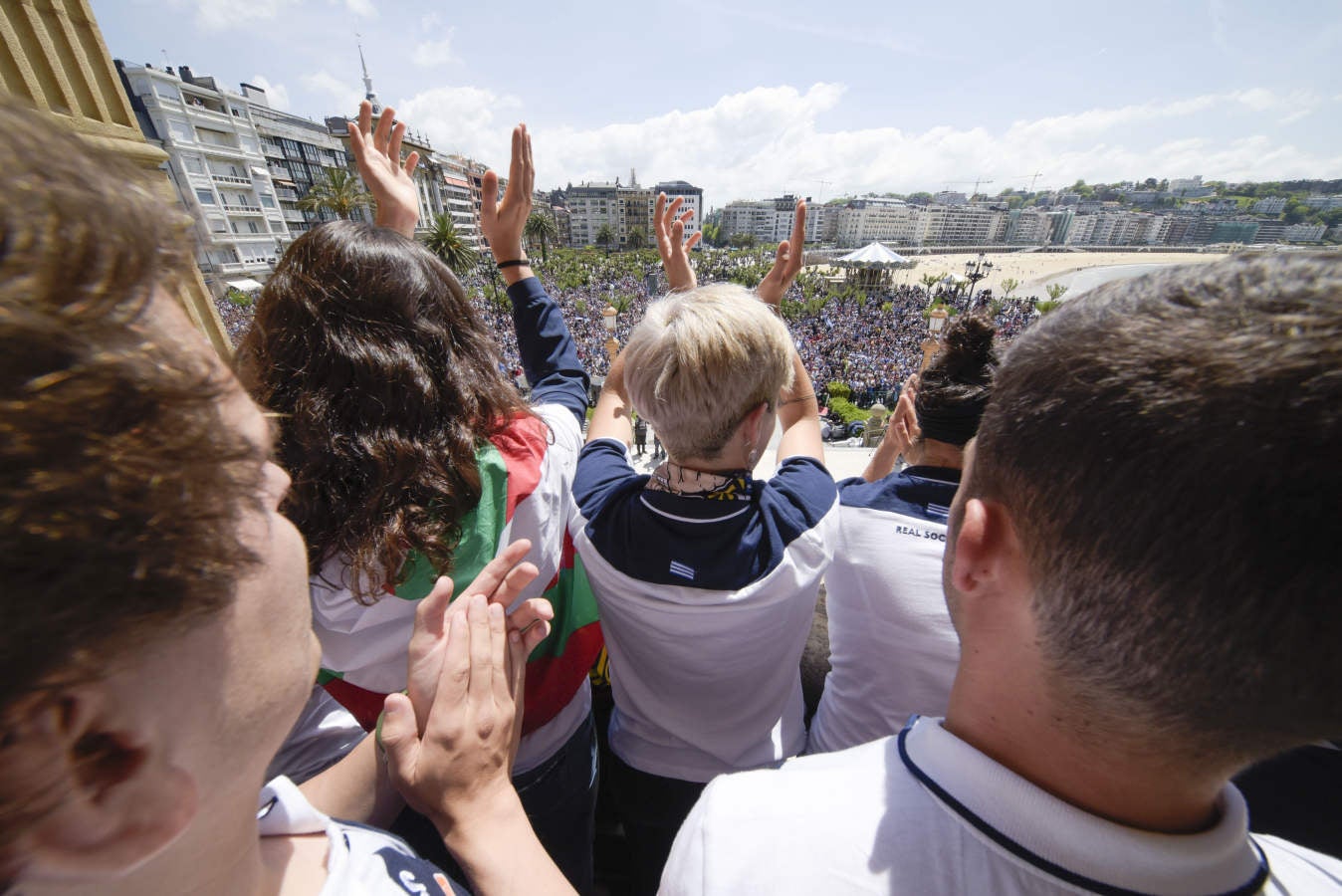 Las chicas de la Real Sociedad salieron al balcón de la casa consistorial para celebrar con la afición el triunfo cosechado en Granada.