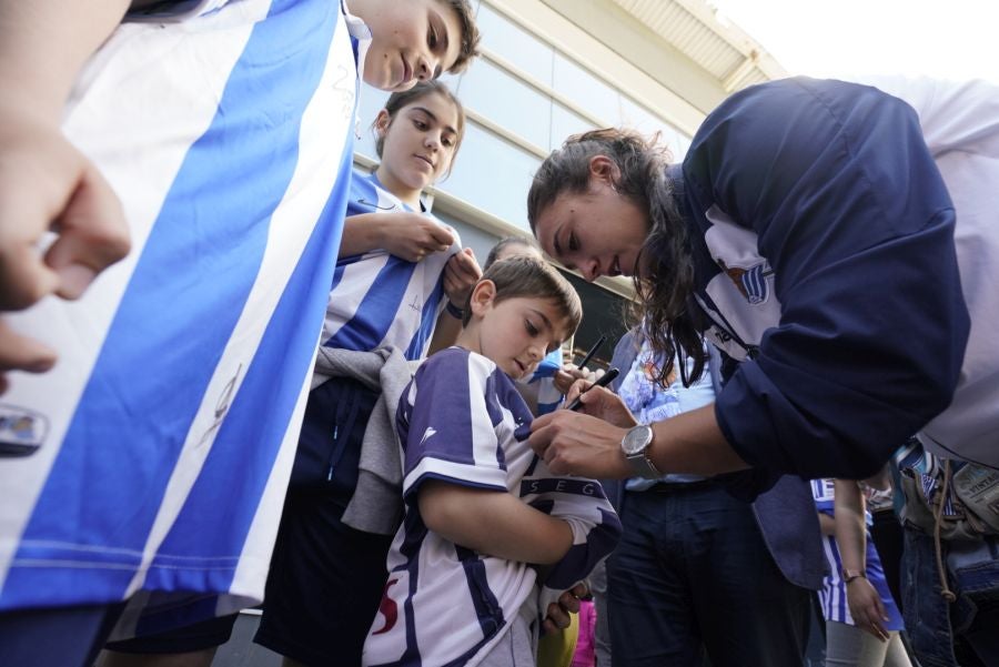 La expedición txuri urdin ha llegado a Zubieta entre los aplausos de los muchos seguidores que se han acercado para recibir a las campeonas. 