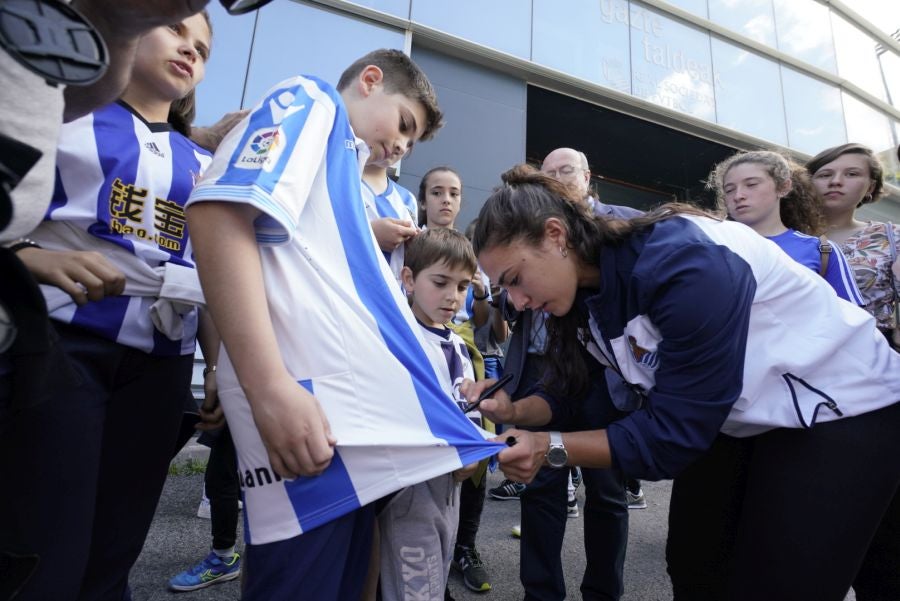 La expedición txuri urdin ha llegado a Zubieta entre los aplausos de los muchos seguidores que se han acercado para recibir a las campeonas. 