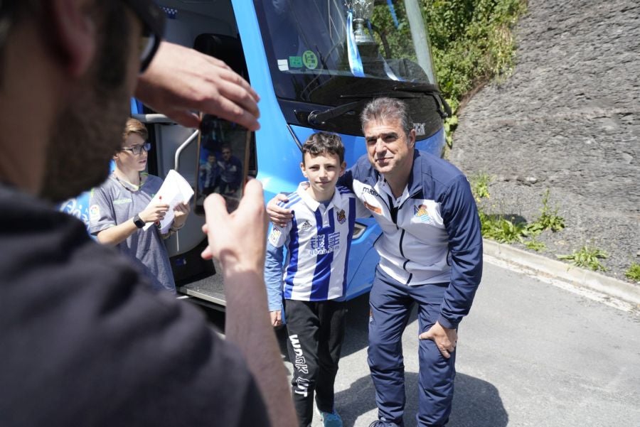 La expedición txuri urdin ha llegado a Zubieta entre los aplausos de los muchos seguidores que se han acercado para recibir a las campeonas. 