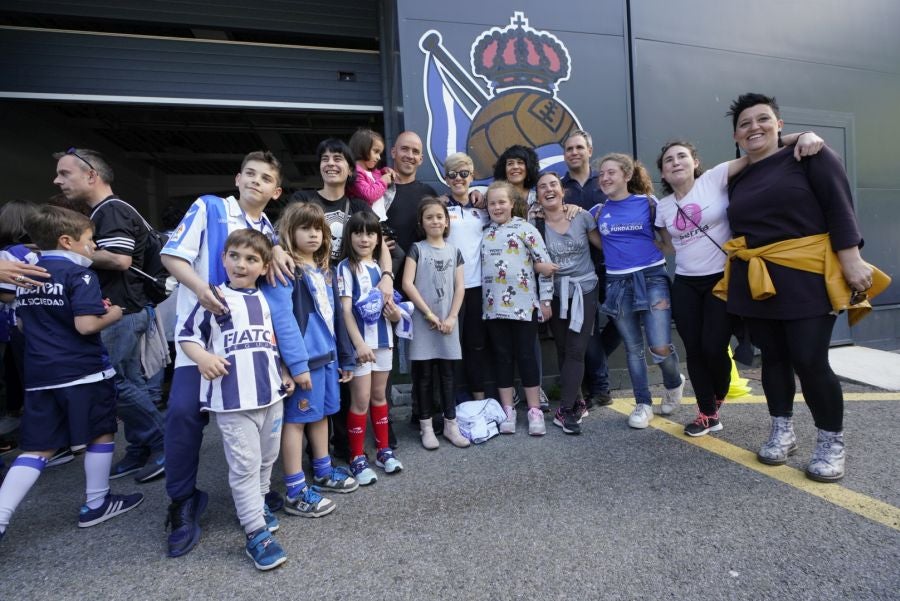 La expedición txuri urdin ha llegado a Zubieta entre los aplausos de los muchos seguidores que se han acercado para recibir a las campeonas. 