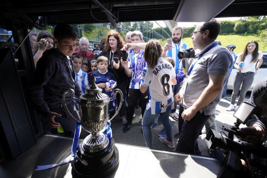 La expedición txuri urdin ha llegado a Zubieta entre los aplausos de los muchos seguidores que se han acercado para recibir a las campeonas. 