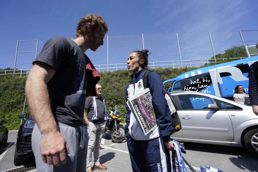 La expedición txuri urdin ha llegado a Zubieta entre los aplausos de los muchos seguidores que se han acercado para recibir a las campeonas. 