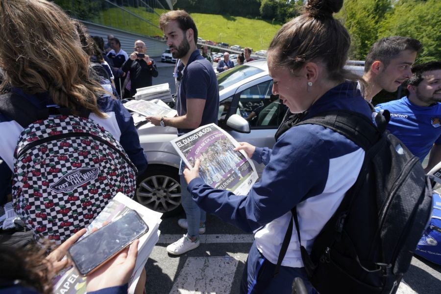 La expedición txuri urdin ha llegado a Zubieta entre los aplausos de los muchos seguidores que se han acercado para recibir a las campeonas. 
