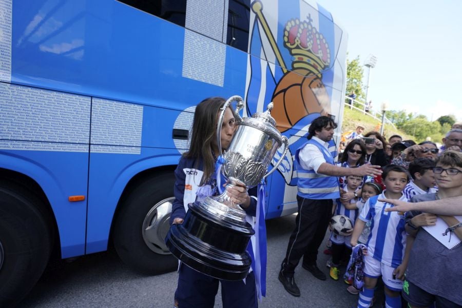 La expedición txuri urdin ha llegado a Zubieta entre los aplausos de los muchos seguidores que se han acercado para recibir a las campeonas. 