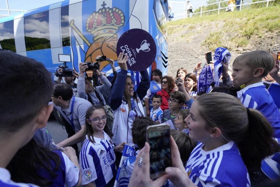 La expedición txuri urdin ha llegado a Zubieta entre los aplausos de los muchos seguidores que se han acercado para recibir a las campeonas. 