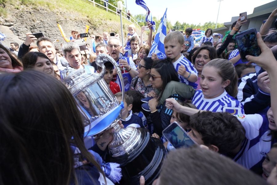 La expedición txuri urdin ha llegado a Zubieta entre los aplausos de los muchos seguidores que se han acercado para recibir a las campeonas. 