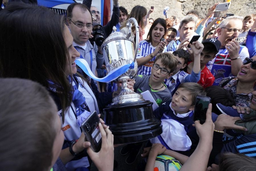 La expedición txuri urdin ha llegado a Zubieta entre los aplausos de los muchos seguidores que se han acercado para recibir a las campeonas. 