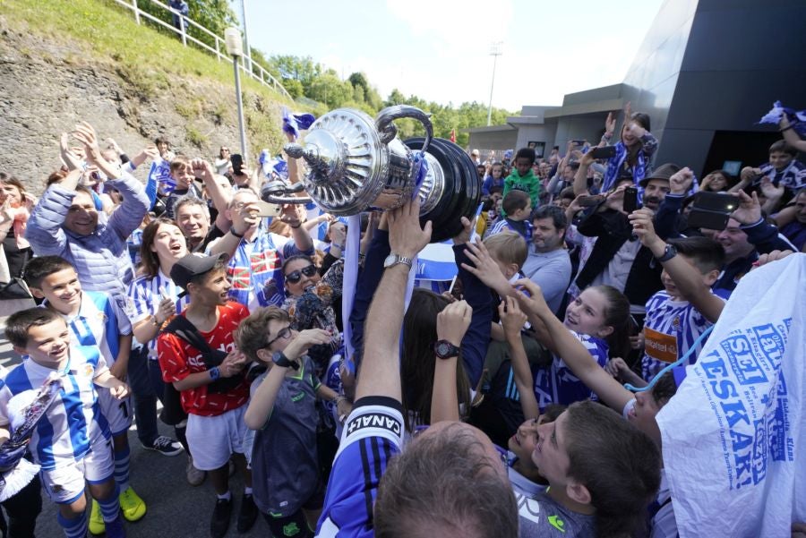 La expedición txuri urdin ha llegado a Zubieta entre los aplausos de los muchos seguidores que se han acercado para recibir a las campeonas. 