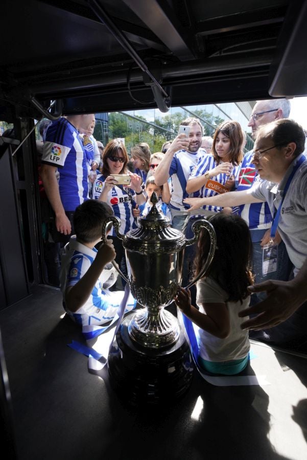La expedición txuri urdin ha llegado a Zubieta entre los aplausos de los muchos seguidores que se han acercado para recibir a las campeonas. 