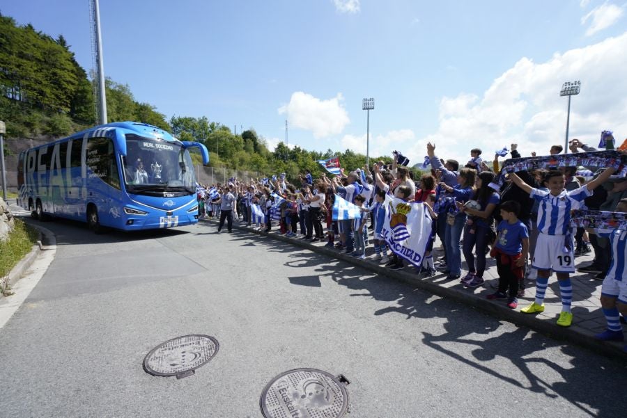 La expedición txuri urdin ha llegado a Zubieta entre los aplausos de los muchos seguidores que se han acercado para recibir a las campeonas. 