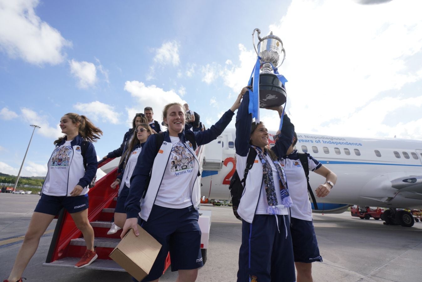 La expedición txuri urdin ha partido esta mañana de Granada dispuesta a celebrar un intenso día de homenajes