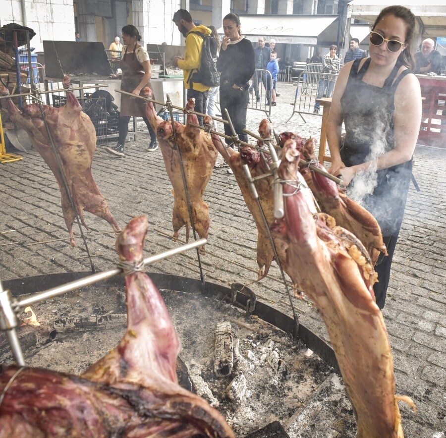 La plaza Euskal Herria ha sido, este fin de semana, el epicentro del mejor asado, la capital mundial de la brasa. Todo un espectáculo que llega de la II edición de las Jornadas Haragi.