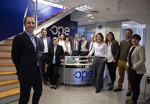 Iñaki Garagorri, junto a una parte de la plantilla de OPE Consultores de la que es gerente.