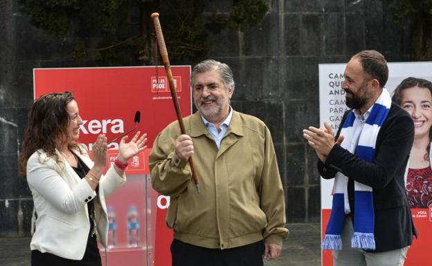 Entrega de la makila a Jesus Eguiguren. 