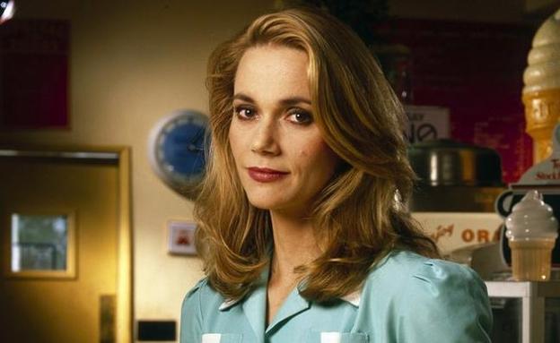 Imagen principal - Peggy Lipton en 'Twin Peaks' y con su hija Rashida Jones, fruto de su matrimonio con el productor musical Quincy Jones (Abajo).