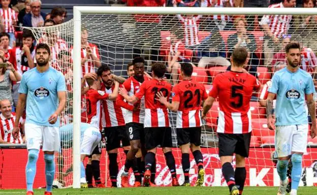 Los jugadores del Athletic de Bilbao celebran el gol Raúl García.