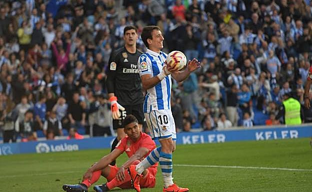 Oyarzabal coge el balón con Casemiro en el suelo. 