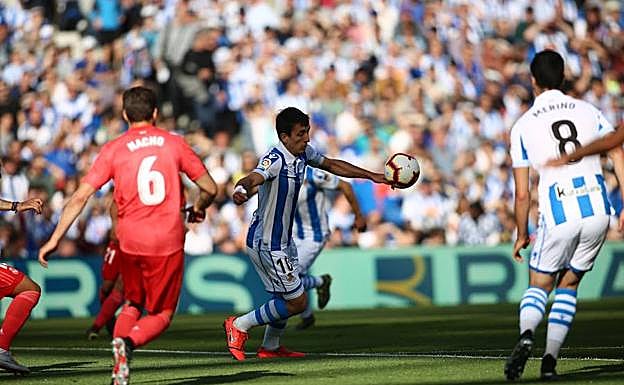 Peligro. Oyarzabal intenta el disparo sobre la portería madridista mientras Nacho sale a interceptarlo. 