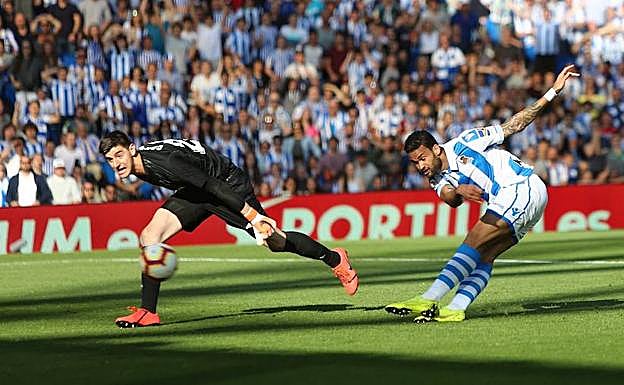 Willian José dispara a la portería madridista con Courtois fuera de su área de influencia. 
