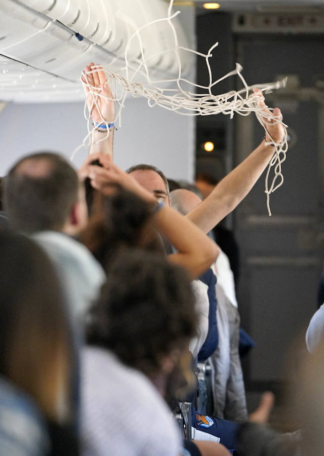 La expedición de la Real Sociedad din disfrutó de la noche nazarí tras lograr la Copa en Los Cármenes