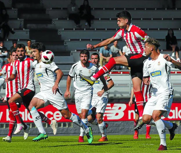 Sola pugna por el balón el pasado domingo.
