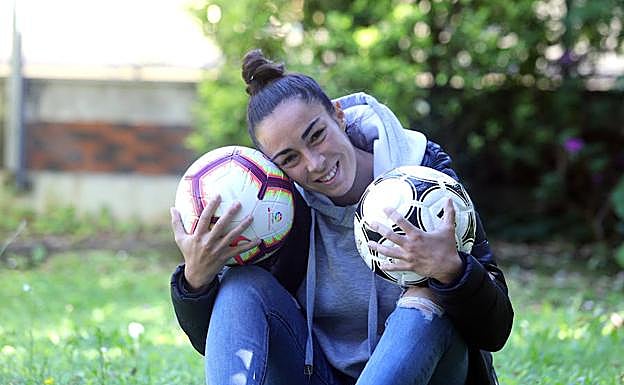 Cristina Pizarro, 'Chini', juguetea con un balón en las instalaciones de DV y Teledonosti. 
