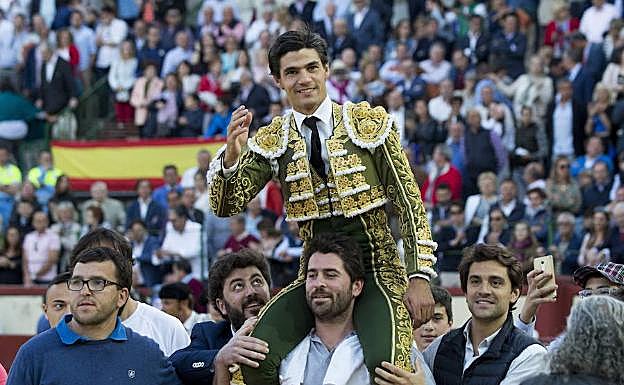 Pablo Aguado sale a hombros, el pasado domingo, en Valladolid. 
