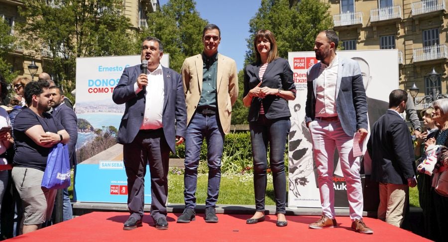 Sánchez ha participado en un acto electoral en San Sebastián junto con los candidatos a diputado general de Gipuzkoa, Denis Itxaso, y a la Alcaldía de la capital guipuzcoana, Ernesto Gasco,