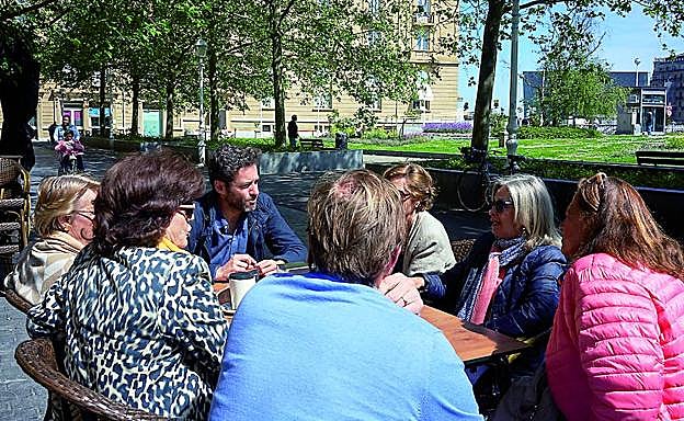 Borja Sémper, durante su encuentro en el centro de la ciudad con un grupo de mujeres donostiarras.