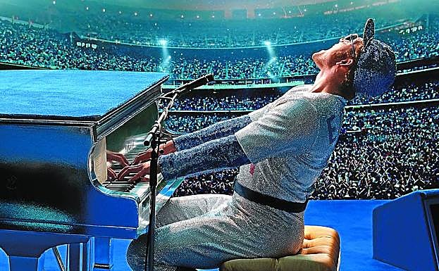 El actor galés Taron Egerton, caracterizado como Elton John en un fotograma de la película 'Rocketman', dirigida por Dexter Fletcher.