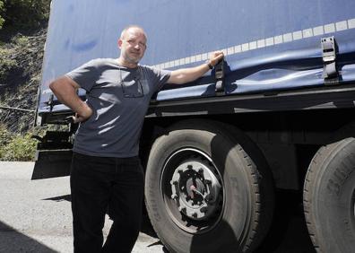 Imagen secundaria 1 - Xabier lamenta que los guipuzcoanos tengan que pagar el doble. | Juanjo revisa la carga de su tráiler antes de partir hacia Beasain.