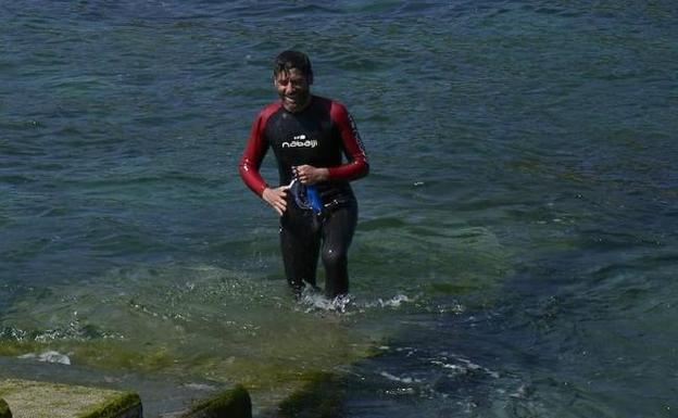 Borja Sémper protagonizó una de las imágenes más curiosas de la jornada del martes de la campaña electoral, al nadar hasta la isla de Santa Clara desde la playa de Ondarreta.