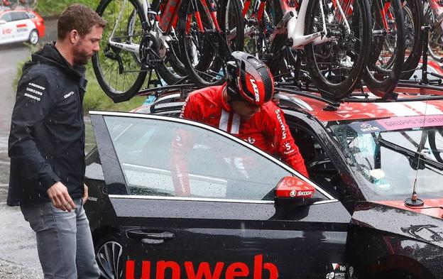 Dumoulin se mete en el coche de su equipo, al abandonar el Giro en los primeros kilómetros de la etapa de ayer.