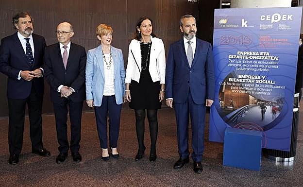 Cristóbal Montoro, Arantza Tapia, Reyes Maroto e Iñaki Garcinuño, en el encuentro de Cebek.