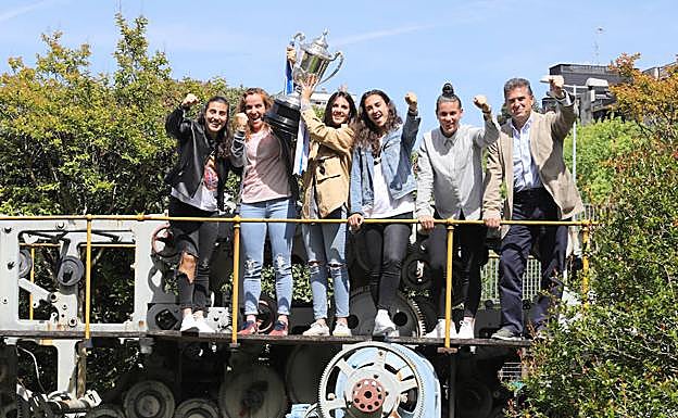 Carla Bautista, Ane Etxezarreta, Marta Cardona, Nahikari García, Leire Baños y Gonzalo Arconada muestran su felicidad sobre la antigua rotativa que preside la entrada de este periódico.
