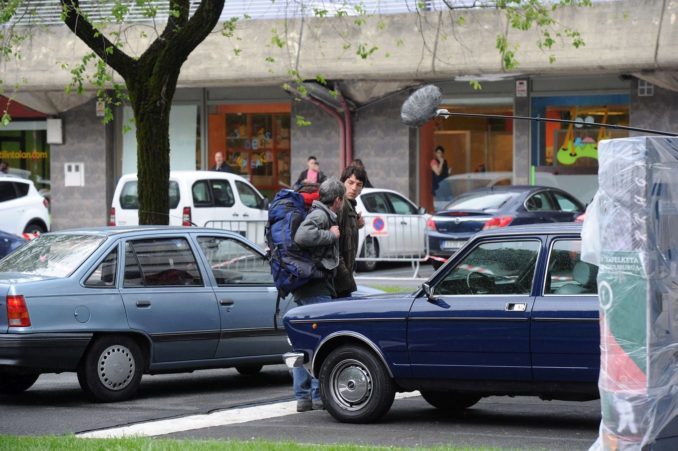 'Patria', la serie inspirada en la novela de Fernando Aramburu que Aitor Gabilondo rueda para la plataforma HBO, continúa rodándose en escenarios de la capital donostiarra. Si hace unas semanas fue en la Parte Vieja, ahora el equipo rueda en el barrio de Lorea.