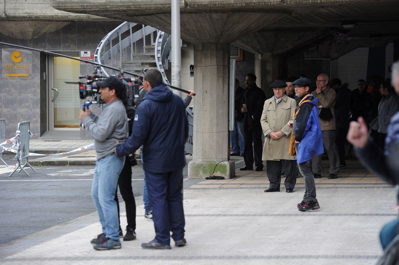 'Patria', la serie inspirada en la novela de Fernando Aramburu que Aitor Gabilondo rueda para la plataforma HBO, continúa rodándose en escenarios de la capital donostiarra. Si hace unas semanas fue en la Parte Vieja, ahora el equipo rueda en el barrio de Lorea.
