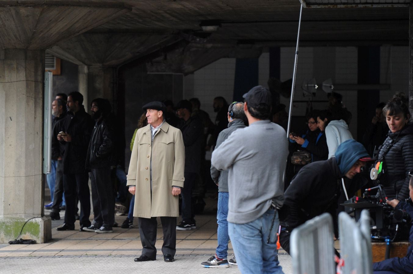 'Patria', la serie inspirada en la novela de Fernando Aramburu que Aitor Gabilondo rueda para la plataforma HBO, continúa rodándose en escenarios de la capital donostiarra. Si hace unas semanas fue en la Parte Vieja, ahora el equipo rueda en el barrio de Lorea.