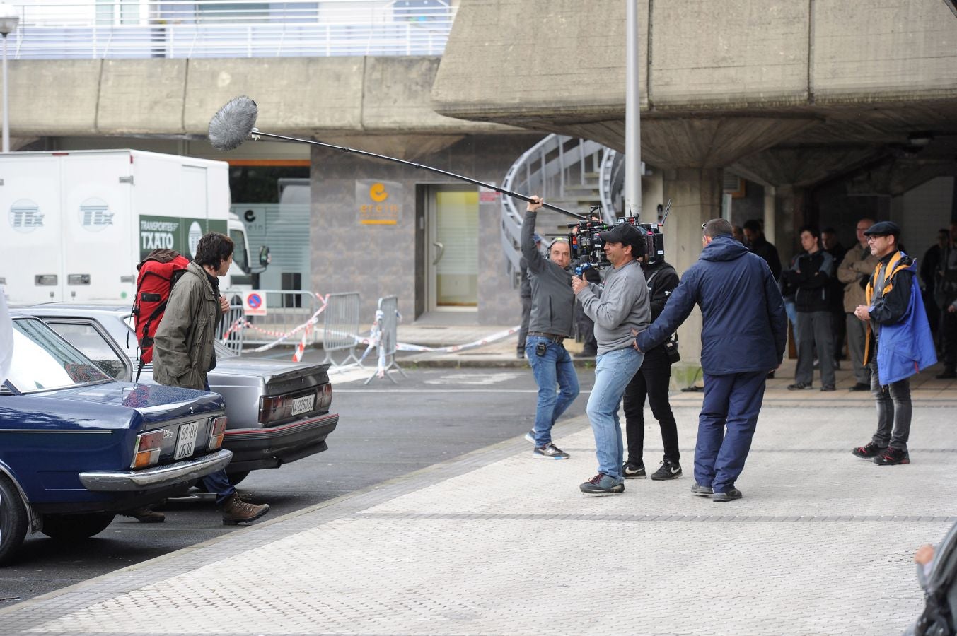 'Patria', la serie inspirada en la novela de Fernando Aramburu que Aitor Gabilondo rueda para la plataforma HBO, continúa rodándose en escenarios de la capital donostiarra. Si hace unas semanas fue en la Parte Vieja, ahora el equipo rueda en el barrio de Lorea.