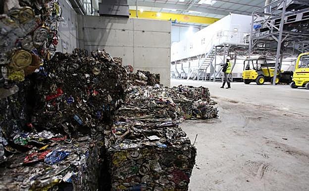 Imagen principal - La TMB recupera el 8% de los materiales reciclables que llegan mezclados en la basura