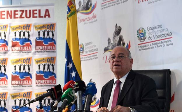El embajador de Venezuela en España, Mario Isea, durante su comparencia ante la prensa en Madrid.
