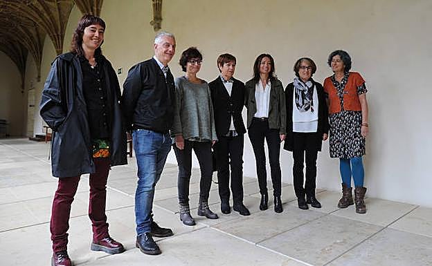 La familia de Sigfrido Koch Arruti en el claustro de San Telmo, con el director de Donostia Kultura, Jaime Otamendi, y la directora del museo, Susana Soto.