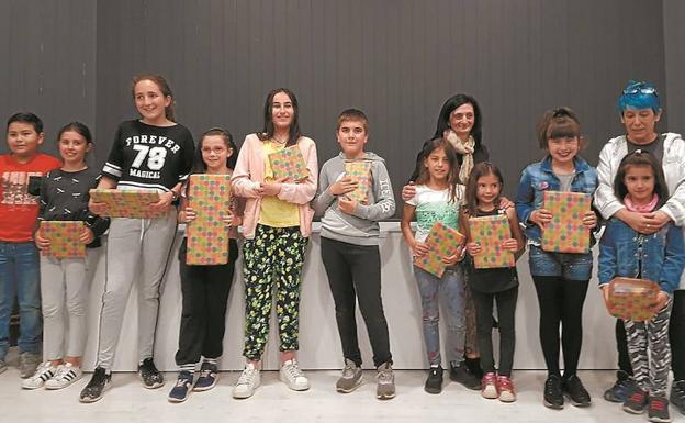 Las profesoras de Arkatza junto a la cuadrilla de niñas y niños premiados en el concurso, en el que este año han participado 44 dibujantes. 