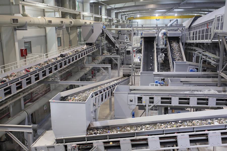 La planta de Tratamiento Mecánico Biológico (TMB) estrenada hace tres semanas en el Complejo Medioambiental de Zubieta ha empezado a recuperar parte de esa basura reciclable y a separarla para reducir el volumen de residuos que terminará, sí o sí, en la futura incineradora. 