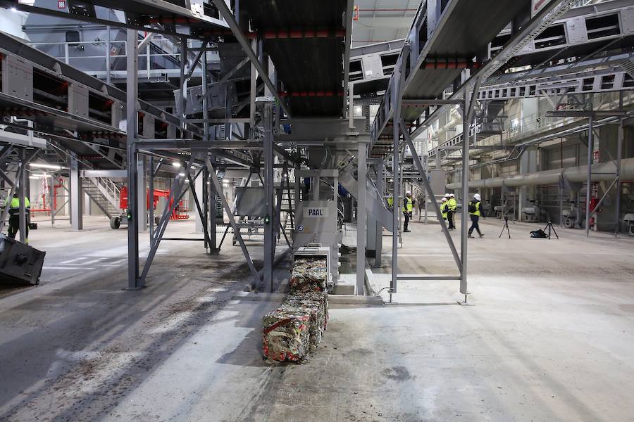 La planta de Tratamiento Mecánico Biológico (TMB) estrenada hace tres semanas en el Complejo Medioambiental de Zubieta ha empezado a recuperar parte de esa basura reciclable y a separarla para reducir el volumen de residuos que terminará, sí o sí, en la futura incineradora. 